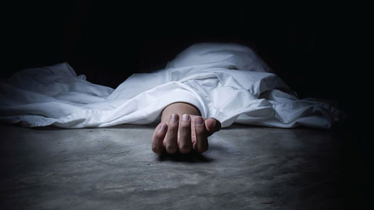 ঝড়ে ঘরের ওপর গাছ পড়ে গৃহবধূর মৃত্যু